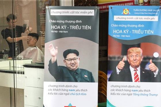 제2차 북미정상회담을 일주일 앞둔 20일 오후 베트남 하노이에 위치한 한 헤어샵을 찾은 시민이 김정은 북한 국무위원장과 같은 헤어스타일로 머리카락을 다듬고 있다. 이 헤어샵은 회담이 끝나는 28일까지 '트럼프-김정은 무료 헤어 서비스'를 실시한다. 뉴스1