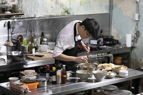 ⓒ시사IN 이명익 차현재 요리사가 논산 꽃비원에서 음식을 만들고 있다. 그는 이른 나이에 몬트리올 총영사관 주방장으로 근무하기도 했다.