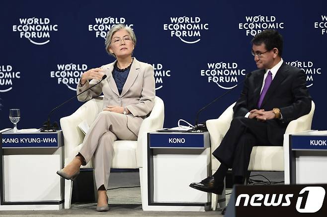 강경화 외교부 장관(왼쪽)과 고노 다로 일본 외무상 <자료사진> © AFP=뉴스1