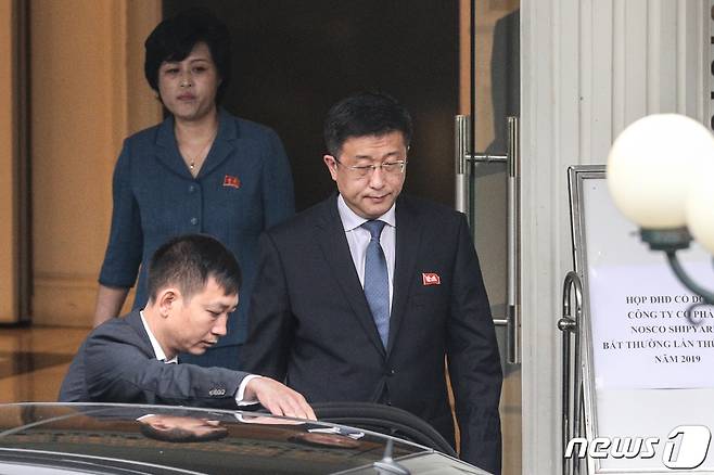 2차 북미회담을 닷새 앞둔 22일 김혁철 북한 국무위원회 대미특별대표와 김성혜 북한 통일전선부 통일책략실장이 베트남 하노이의 정부게스트하우스(영빈관)을 나서고 있다. © News1 성동훈 기자