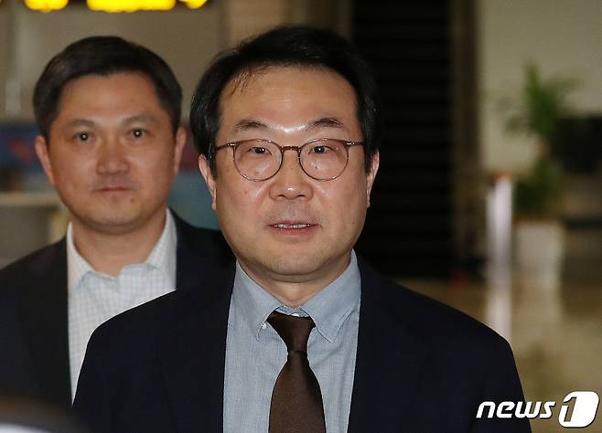 2차 북미정상회담을 5일 앞둔 22일 이도훈 외교부 한반도평화교섭본부장이 베트남 하노이 노이바이국제공항을 통해 입국하고 있다. 2019.2.22/뉴스1 © News1 박세연 기자