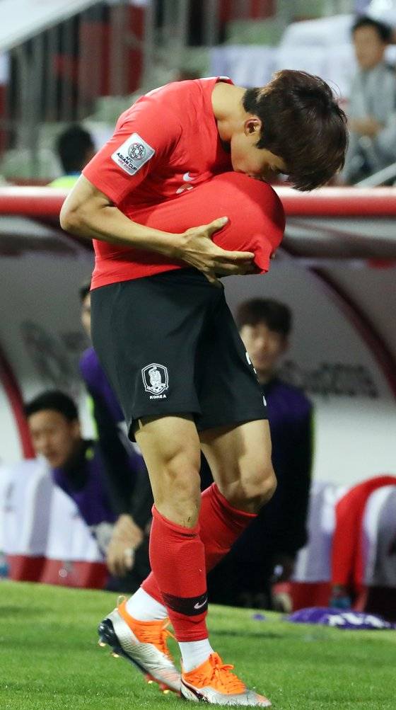 지난 1월 22일 아랍에미리트 두바이 라시드 스타디움에서 열린 2019 아시안컵 한국과 바레인의 16강 연장전.    골을 성공시킨 김진수가 환호하고 있다. [연합뉴스]