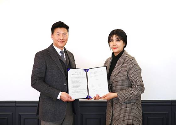 우성민 네트론 대표(사진 왼쪽)와 김도문 디엠짐 대표가 다이렉트컷 쇼핑몰 사업화를 위한 업무협약을 체결하고 사진 촬영 중이다/사진제공=네트론