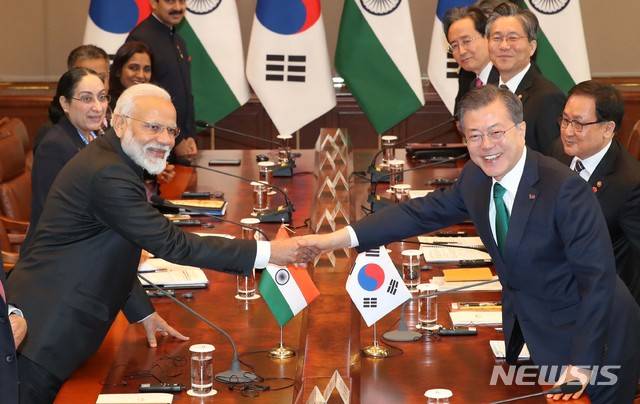 【서울=뉴시스】박진희 기자 = 문재인 대통령과 국빈 방한중인 나렌드라 모디 인도 총리가 22일 청와대 본관에서 확대 정상회담에 앞서 악수하고 있다. 2019.02.22. pak7130@newsis.com