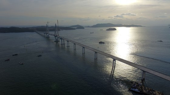 충남 보령시 원산도와 태안군 영목항을 연결하는 해상 교량이 건설중이다. [사진 충남도]