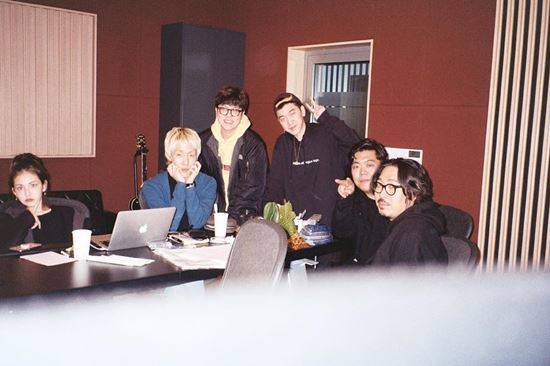 ▲ 전소미(왼쪽)가 더블랙레이블 스태프와 함께 한 모습. 출처|전소미 인스타그램