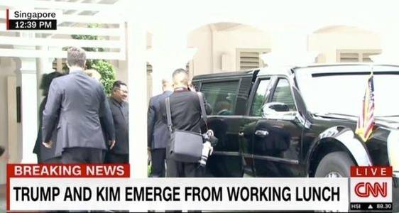 1차 미·북 정상회담이 열린 지난해 6월 12일 트럼프 대통령이 김정은 북한 국무위원장에게 캐딜락 원을 보여주고 있다./CNN