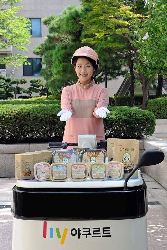 한국야쿠르트 신선 간편식 ‘잇츠온’ 제품들. 앱을 통해 통해 주문하면 야쿠르트 아줌마가 배달해준다. 사진 한국야쿠르트]
