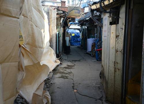 재개발 논란이 한창인 서울시 중구 을지로 3가 일대 모습. 지난 21일 오후 서울 중구 을지로 3가 인근에는 골목 사이에 두고 철거 작업이 진행되고 있다.