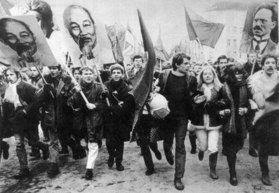 1968년 당시 서독의 서베를린에서 벌어진 베트남전 반대시위. 구정 대공세로 전 세계에 베트남전의 참혹한 모습이 전해지면서 미국과 유럽에선 반전 분위기가 확산했다. [중앙포토]