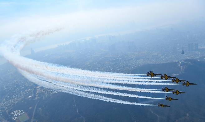 공군의 특수비행팀 '블랙이글스'가 25일 오전 서울 남산 일대 상공에서 내달 1일 광화문에서 열리는 삼일절 행사와 관련한 사전 연습을 하고 있다. [사진 공군]