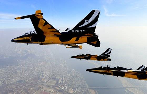 공군 특수비행팀 블랙이글스가 25일 오전 서울 도심 상공을 비행하고 있다. 이날 비행은 3ㆍ1절 행사 관련 사전연습으로 진행됐다. [사진 공군]