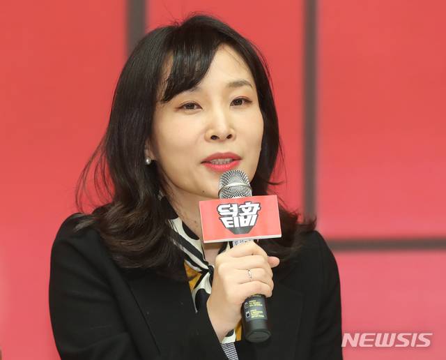 【서울=뉴시스】조수정 기자 = 심하원 KBS 덕화티비 PD가 25일 오후 서울 영등포구 여의도동 KBS에서 열린 '덕화티비' 제작발표회에서 인사말하고 있다. 배우 이덕화가 유튜브 채널 1인 방송 크리에이터에 도전하는 고군분투기를 담은 예능프로그램 덕화티비는 KBS2TV에서 오는 26일 밤 8시 55분 첫 방송한다. 2019.02.25. chocrystal@newsis.com