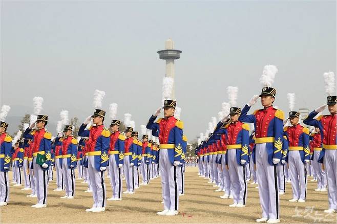 25일 열린 육군사관학교 입학식에서 생도들이 경례를 하고 있다.(육군 제공)