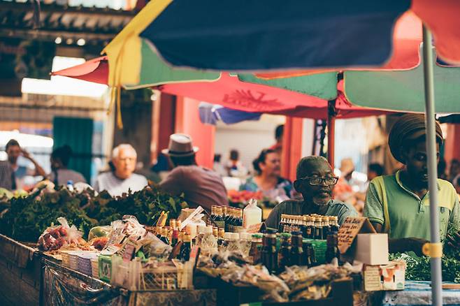 돋보기안경을 끼고 남들보다 큰 세상을 보고 있는 할아버지