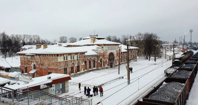 오후 1시 37분부터 15분간 정차한 샤라역. 역사 바로 앞에 석탄을 나르는 화물열차가 서 있다.