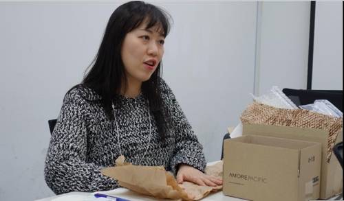 21일 경기도 오산 아모레퍼시픽 뷰티사업장에서 만난 주소연 디지털물류팀 부장이 상품 배송 충전재에 대해 설명하고 있다. [아모레퍼시픽 제공]