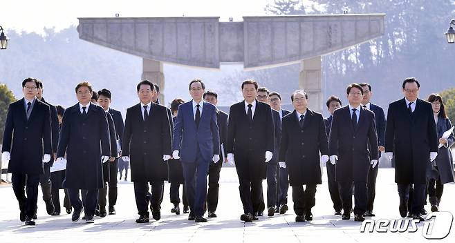 영·호남 시도지사들이 22일 오전 '제15회 영·호남 시도지사 협력회의'에 참석하기 앞서 북구 운정동 국립 5·18민주묘지 참배를 위해 묘역에 들어서고 있다. 왼쪽부터 김경수 경남도지사, 이철우 경북도지사, 김영록 전남도지사, 송하진 전북도지사, 이용섭 광주시장, 오거돈 부산시장, 권영진 대구시장, 송철호 울산시장.(광주광역시 제공)2019.1.22/뉴스1 © News1 허단비 기자