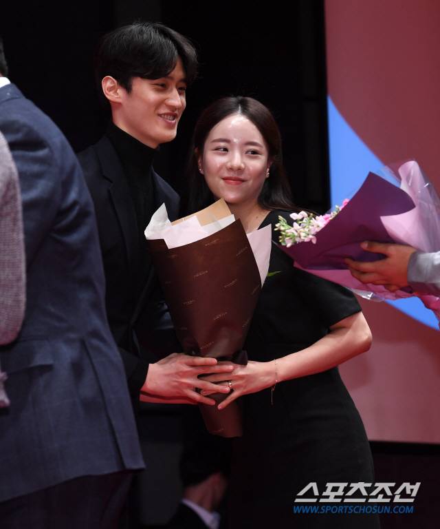 스포츠조선 제정 제24회 코카콜라 체육대상 시상식이 25일 서울  웨스틴조선호텔 그랜드볼룸에서 열렸다. 우수 선수상을 수상한 태권도 이대훈이 예비신부의 축하를 받고 있다. 이대훈은 5월 결혼을 앞두고 있다. 소공동=허상욱 기자 wook@sportschosun.com/2019.02.25/