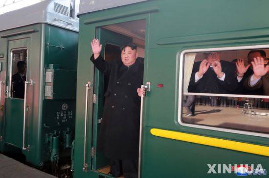 김정은 북한 국무위원장이 23일 오후 전용 열차를 타고 평양역을 떠나면서 환송 나온 시민들과 관계자들에게 화답하고 있다. 김 위원장은 오는 27~28일 베트남 하노이에서 열리는 제2차 북미정상회담 참석을 위해 평양을 출발해 중국 단둥을 거쳐 베트남을 공식 방문한다. 신화=뉴시스