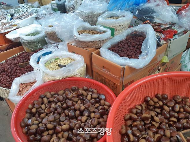 성남·중앙시장은 전통시장답게 도심의 마트에서는 보기 드문 것들도 많이 판매되고 있다. 엄민용 기자