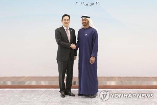 UAE 왕세제, 삼성 반도체공장 견학 (서울=연합뉴스) 모하메드 빈 자이드 알-나흐얀 아랍에미리트(UAE) 왕세제 겸 통합군 부총사령관이 26일 삼성전자 경기도 화성사업장을 방문해 이재용 부회장과 기념촬영을 하고 있다. 2019.2.26 [삼성전자 제공]