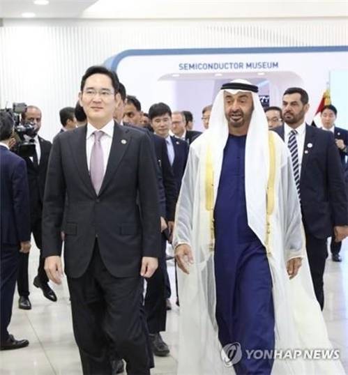 삼성 반도체공장 견학하는 UAE 왕세제 (서울=연합뉴스) 모하메드 빈 자이드 알-나흐얀 아랍에미리트(UAE) 왕세제 겸 통합군 부총사령관이 26일 삼성전자 경기도 화성사업장을 방문해 이재용 부회장과 반도체 생산라인 등을 둘러보고 있다. 2019.2.26 [삼성전자 제공]
