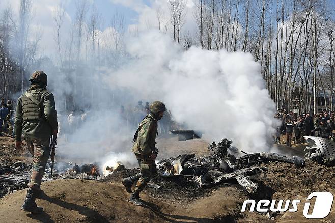 파키스탄군이 격추한 인도 공군 전투기. © AFP=뉴스1