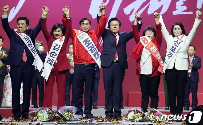 황교안 자유한국당 신임 대표와 최고위원당선자들이 27일 경기도 고양시 일산 킨텍스에서 열린 제3차 전당대회에서 손을 맞잡고 있다. 왼쪽부터 김광림, 김순례, 조경태 최고위원, 황 대표, 정미경, 신보라 최고위원.2019.2.27/뉴스1 © News1 김명섭 기자