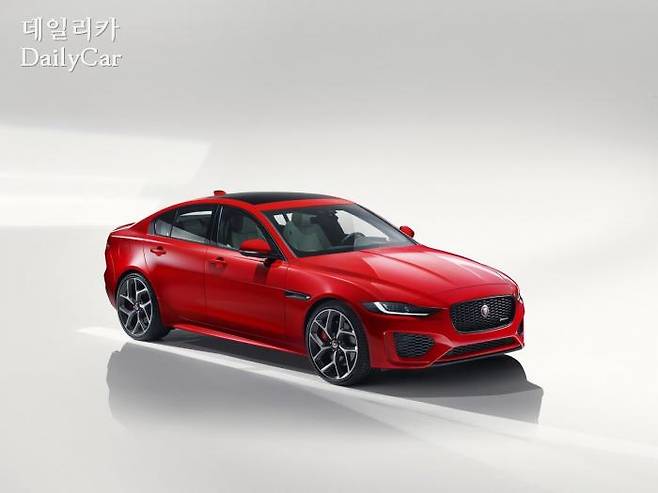 재규어, 2019년형 XE (출처 재규어)