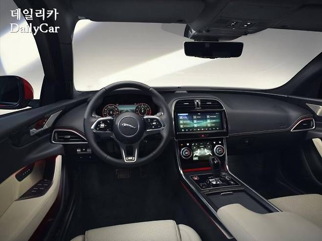 재규어, 2019년형 XE (출처 재규어)