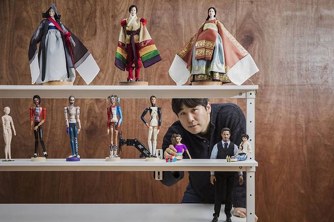 인형 ‘리페인팅’ 작가 김태기씨. 사진 윤동길(스튜디오 어댑터 실장)