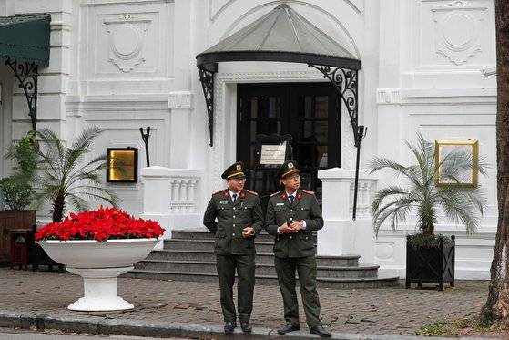 메트로폴 호텔 입구를 베트남 경찰들이 지키고 있다. [로이터=연합뉴스]
