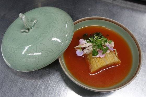 청자잉어장식합에 담겨 손님상에 나가기 직전의 꿩김치. 이 합은 하나에 몇십만 원을 주고 주문 제작해 ‘권숙수’에서 쓰는 그릇 가운데 가장 비싸다.