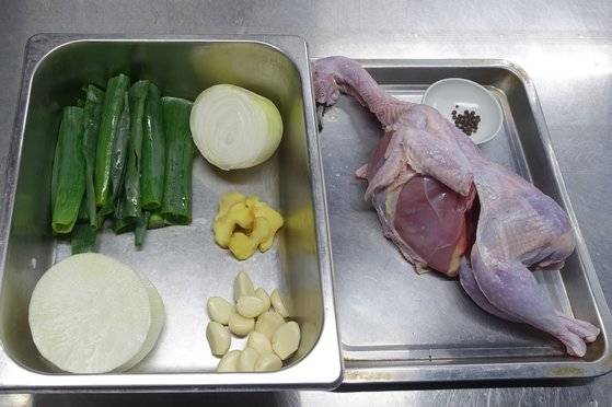 김치에 들어가는 꿩육수를 우릴 재료. 장끼를 써서 김치 담그기 하루 전에 우려서 식힌다.