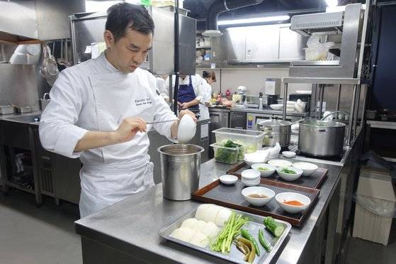 전날 우려둔 꿩육수에 양념을 하는 ‘권숙수’의 권우중 오너셰프.