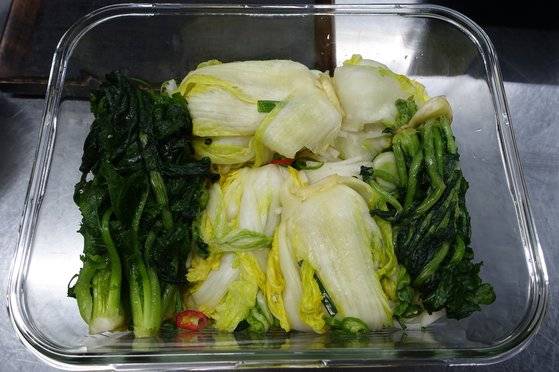 채소 종류 작업이 끝난 김치. 여기까지는 꿩이 들어가지 않았다.