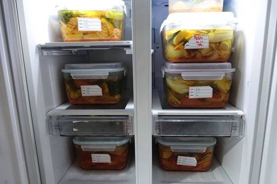 통마다 날짜를 써 붙이고 냉장고에서 익고 있는 꿩김치. 냉장고에 들어가면 개봉할 때까지 15~20일 동안은 아무도 손댈 수 없다.