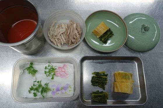 청자 합에 김치를 1인분씩 담고 국물과 고명들을 챙겨 디너 코스로 나갈 준비를 마쳤다.