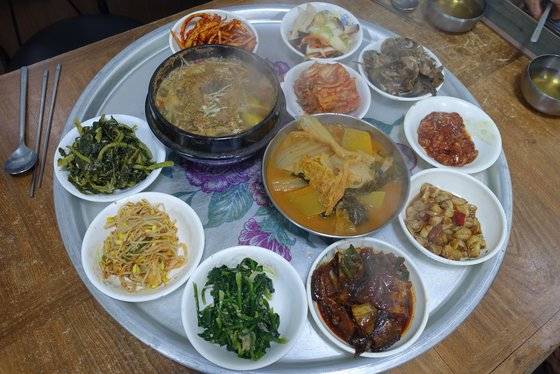 게국지찌개가 오른 서산의 전통적인 백반상. 요즘 새롭게 게국지찌개를 팔기 시작한 음식점에 가면 게국지찌개 모습이 매우 다르다.