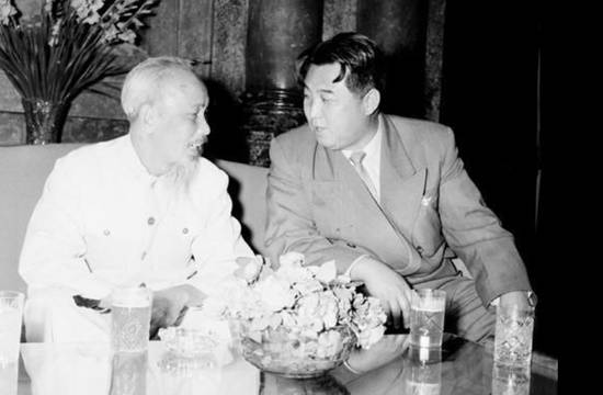 과거 하노이를 방문했던 김일성 전 주석(오른쪽)과 호찌민 전 베트남 주석(왼쪽). 출처 베트남 플러스