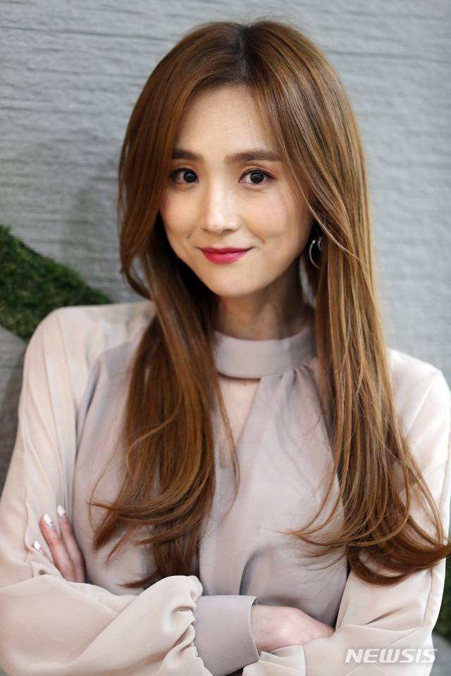 【서울=뉴시스】조성봉 기자 = 드라마 ‘황후의 품격’에서 소진 공주 역할을 맡았던 배우 이희진이 26일 오후 서울 중구 뉴시스 본사에서 인터뷰를 하기 전 포즈를 취하고 있다. 2019.02.27. suncho21@newsis.com