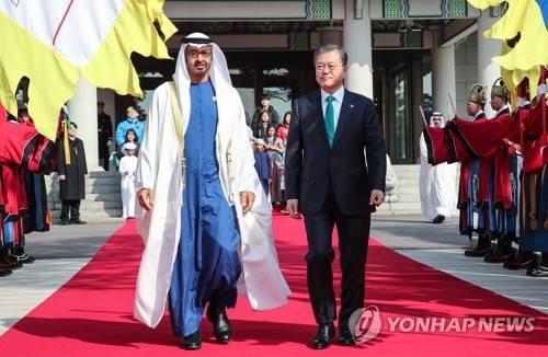 UAE 왕세제와 공식환영식 향하는 문 대통령 (서울=연합뉴스) 황광모 기자 = 문재인 대통령이 27일 오전 청와대에서 모하메드 빈 자이드 알-나흐얀 아랍에미리트(UAE) 왕세제 겸 통합군 부총사령관과 공식환영식장으로 이동하고 있다. 2019.2.27 hkmpooh@yna.co.kr