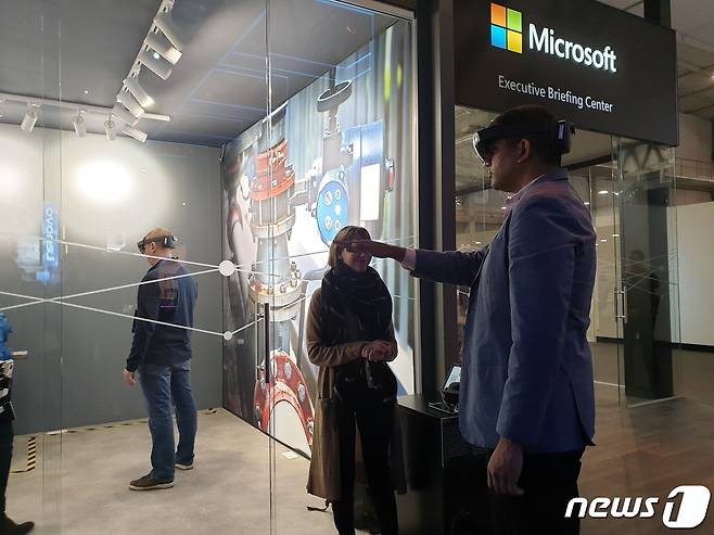 MWC 2019에 전시된 마이크로소프트의 AR글라스 신제품 '홀로렌즈2'. MS는 의료나 산업 현장에 AR글라스를 적용한 모습을 시연했다. © News1 강은성 기자