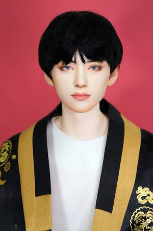 인형 리페인팅 작가 김태기씨가 만든 방탄소년단의 뷔. 사진 김태기 제공