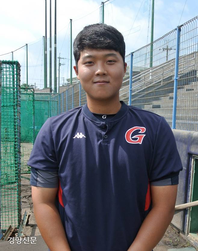 롯데 한동희가 지난 27일 일본 오키나와 가데나 구장에서 경향신문과 인터뷰한 뒤 포즈를 취하고 있다.  오키나와 | 김하진 기자