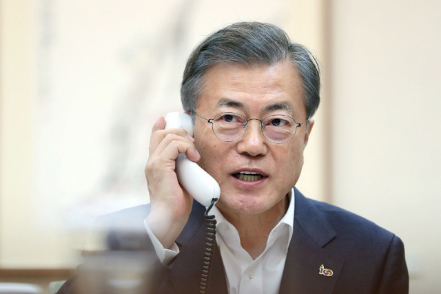 문재인 대통령이 28일 도널드 트럼프 미국 대통령과 통화하며 북미 정상회담 결과를 공유하고 있다./사진=청와대 제공