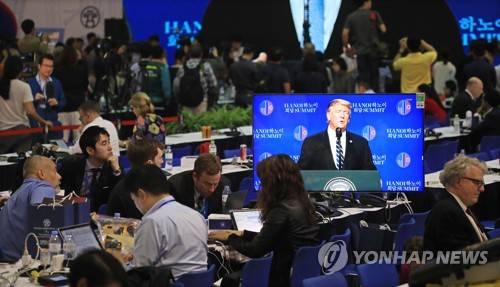 (하노이=연합뉴스) 한종찬 기자 = 28일 베트남 하노이 베트남-소련 우전노동문화궁전에 마련된 국제미디어센터에서 트럼프 대통령의 기자회견을 하고 있다.  saba@yna.co.kr