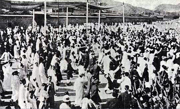 1919년 3월 1일 “대한독립 만세”를 외치며 덕수궁 앞을 행진하는 당시 서울시민들의 모습. (사진=서울특별시)