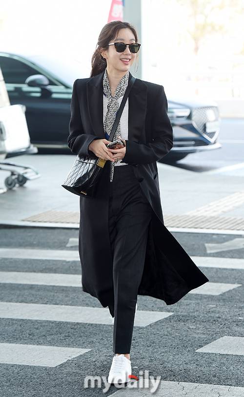 ▲ 정려원 '느낌 있게 워킹'